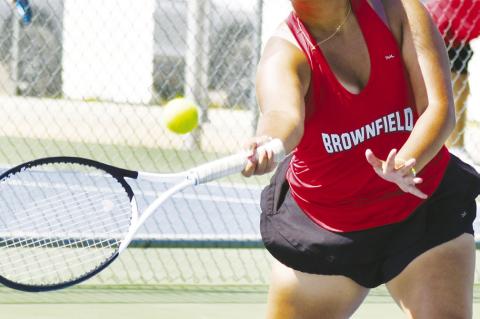 Tennis bounces back with victory against Levelland